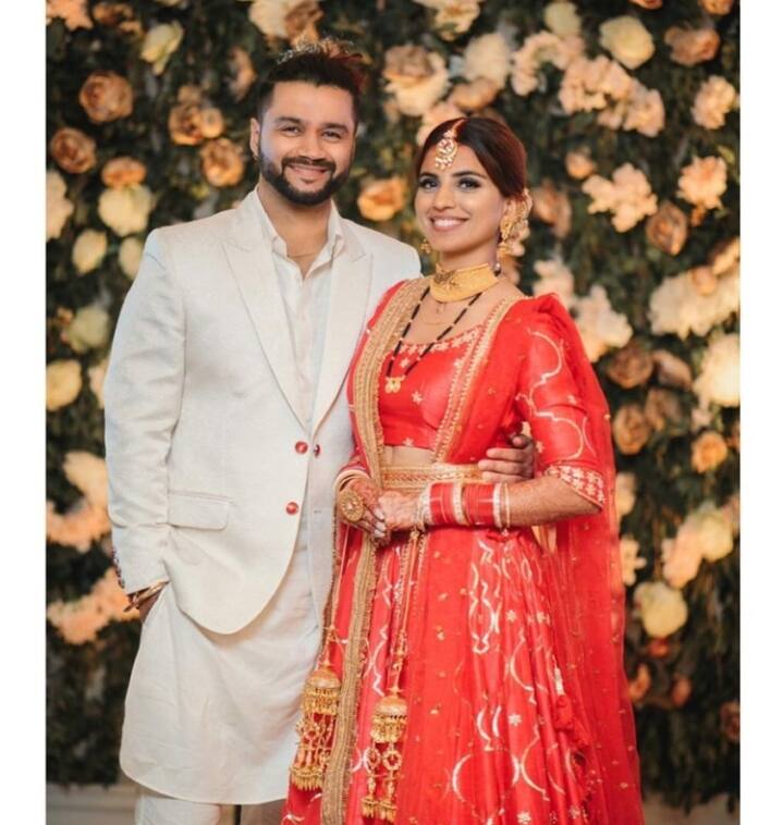 बलराज स्याल और दीप्ति तुली

फेमस कॉमेडियन बलराज स्याल और दीप्ति तुली ने भी पिछले साल परिवार और दोस्तों की मौजूदगी में सीक्रेट शादी की थी. इस बात की जानकारी सभी को अगस्त में दी गई थी. दोनों की जोड़ी फैन्स को काफी पसंद आई थी. इनका भी शादी के बाद पहला वैलेंटाइन डे है. 
