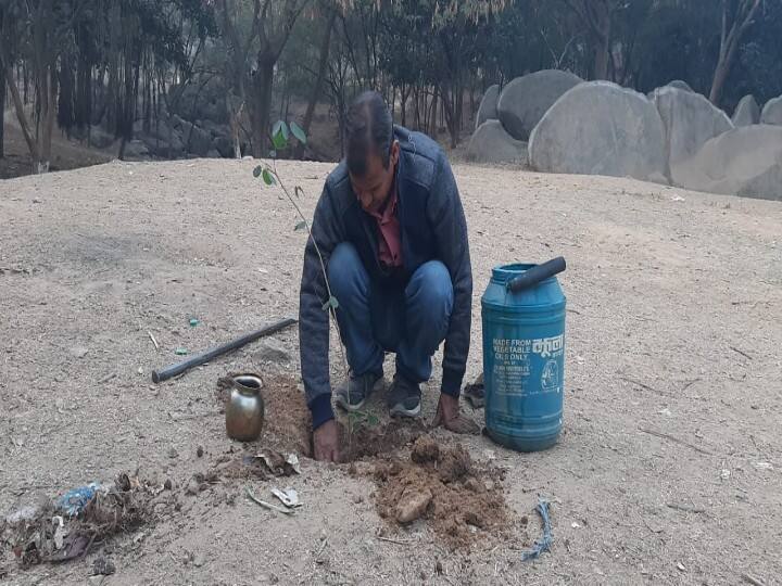 एक प्यार ऐसा भी: 38 सालों से पहाड़ों पर पौधे लगा रहे सिकंदर, कहा- प्रकृति से है बेपनाह मोहब्बत There is a love like this: sikandar, who has been planting trees on the mountains for 38 years, says - love is unmatched by nature ann एक प्यार ऐसा भी: 38 सालों से पहाड़ों पर पौधे लगा रहे सिकंदर, कहा- प्रकृति से है बेपनाह मोहब्बत