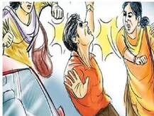 बंद कमरे में डॉक्टर ने की छेड़खानी तो फूट पड़ा युवती का गुस्सा, सबके सामने चप्पल से की पिटाई