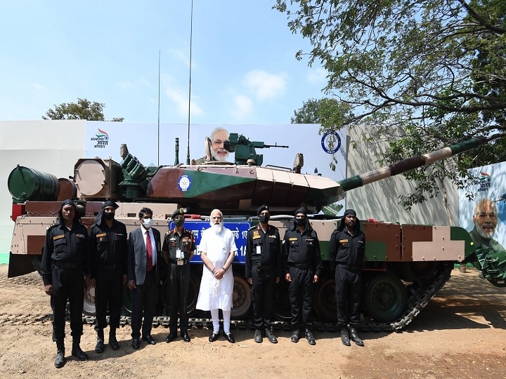 pm modi handed over indigenously designed and developed Arjun Tank to the Indian Army in Chennai ANN पीएम मोदी ने सेना प्रमुख एम नरवणे को सौंपा पहला स्वदेशी 'अर्जुन' टैंक, AVRDE ने किया है तैयार