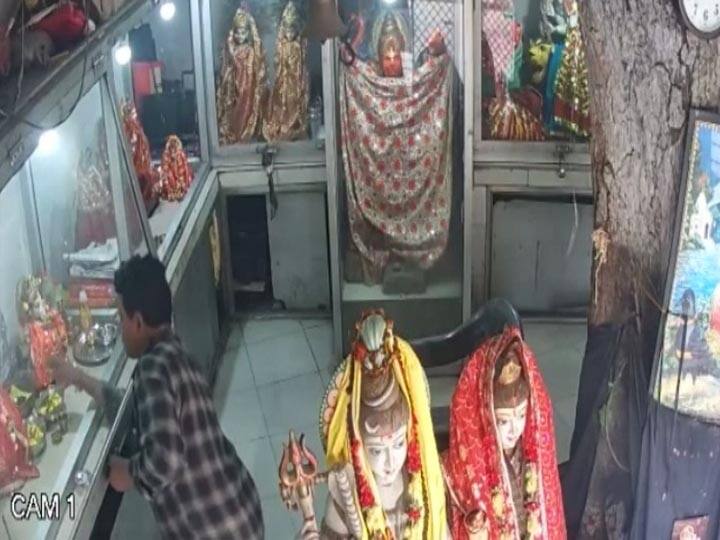 Thief caught in CCTV Camera during theft incident in Gorakhpur ann Gorakhpur: मंदिर में चोरी करते सीसीटीवी कैमरे में कैद हुआ चोर, 24 घंटे के भीतर पुलिस ने दबोचा