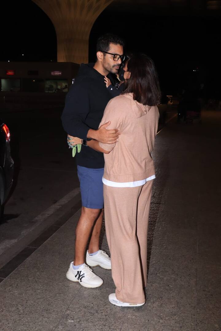 अंगद नेहा को आंखों में आंखें डालकर देखते रहे और उन्हें अपने हाथों से पकड़े रखा.