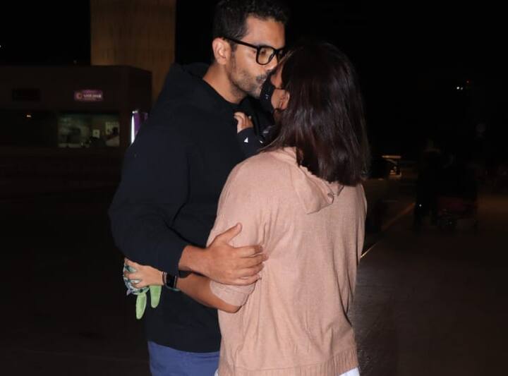 बॉलीवुड स्टार्स खुल्लम खुल्ला अपने प्यार का इज़हार करने से नहीं चूकते. हाल ही में कुछ ऐसा हुआ जब नेहा धूपिया एयरपोर्ट पर स्पॉट हुईं. नेहा वर्क कमिटमेंट के चलते मुंबई से बाहर जा रही थीं. उन्हें सी ऑफ करने के लिए अंगद बेदी एयरपोर्ट पर आए थे. इस दौरान अंगद ने नेहा को किस कर लिया.