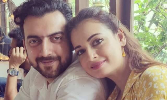 दोनों की शादी 5 साल तक चली. लेकिन 2019 में दीया मिर्जा ने सोशल मीडिया में डाले गये एक पोस्ट के जरिए दुनिया को बताया था कि किन्हीं कारणों से अब साहिल और उनमें अलगाव हो गया है और अब वे इस रिश्ते से आगे निकल चुकी हैं.