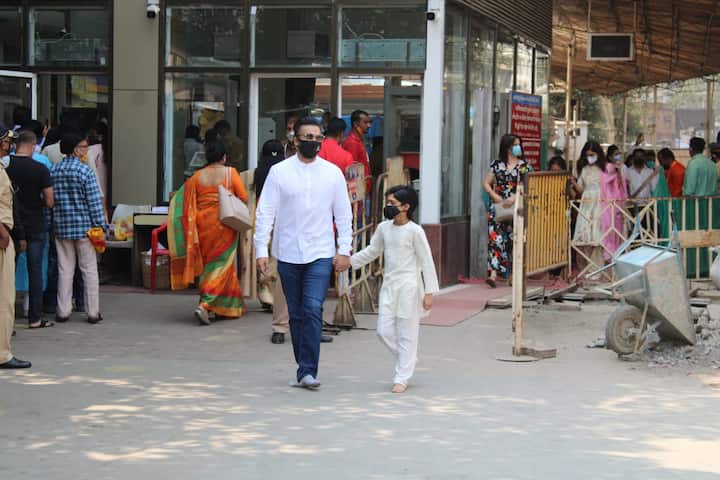 यहां पर राज कुंद्रा बेटे का हाथ थामे पहुचें तो वहीं शिल्पा बेटी को गोद में लिए नज़र आईं.