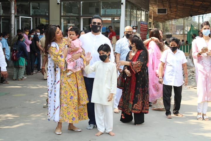 ये तस्वीर देखकर आप भी कहेंगे पिक्चर परफेक्ट. यहां शिल्पा के बेटे वियान विक्टरी का साइन दिखाते नज़र आए.