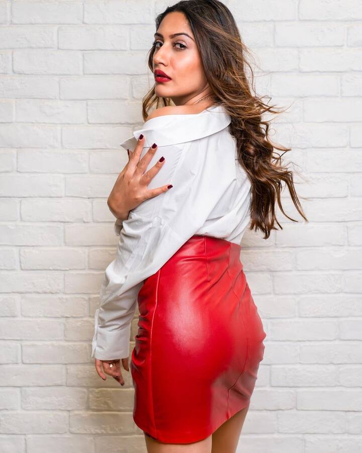 सुरभि चंदना ने हाल ही में  वैलेंटाइन डे स्पेशल तस्वीरें फैंस के साथ शेयर की हैं. 