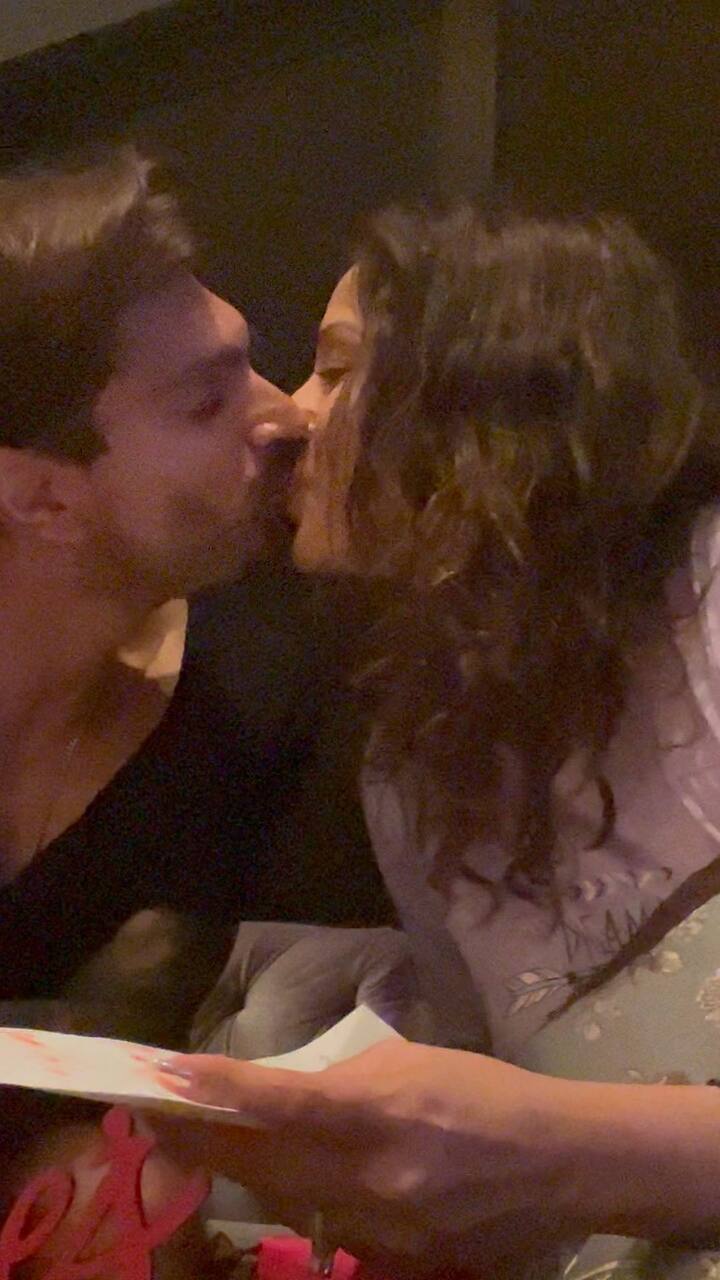 इसके बाद करण और बिपाशा ने वैलेंटाइन डे केक कटिंग सॉन्ग भी गाया और बाद में दोनों किस करते हुए नजर आए.