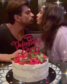 Bipasha Basu ने पति के साथ काटा Cake, अर्जुन के साथ मलाइका ने किया डिनर, देखिए कैसा रहा सितारों का वैलेंटाइन