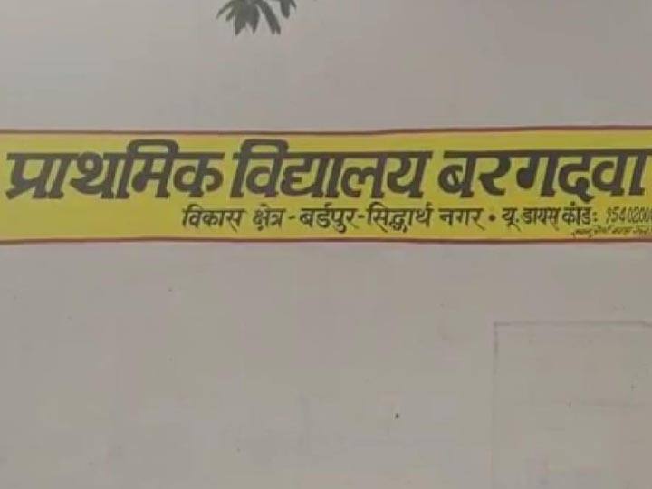 यहां शौचालय बनवाने के नाम पर प्रधान ही हजम कर जा रहे हैं योजना के रुपये, जानें पूरा मामला Gram Pradhan taking money of Beneficiary in the name of toilet in Siddharth Nagar ANN यहां शौचालय बनवाने के नाम पर प्रधान ही हजम कर जा रहे हैं योजना के रुपये, जानें पूरा मामला