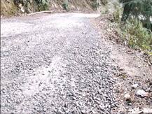 एक महीने में ही सड़कें खस्ताहाल, पौड़ी में जर्जर हो रहे मार्ग खोल रहे भ्रष्टाचार की पोल