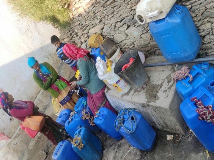 many families migrated due to water shortage in Rudraprayag ANN रुद्रप्रयाग: गर्मियों से पहले ही पहाड़ों में शुरू हुई पानी की किल्लत, कई परिवारों ने किया पलायन