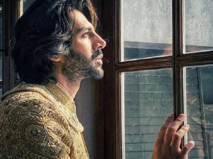 कार्तिक आर्यन ने शहीद जवानों को श्रद्धांजलि दी. उन्होंने लिखा,