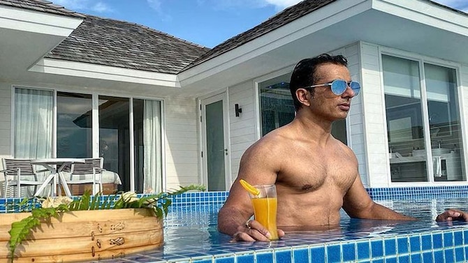 Sonu Sood Lavish House Address According To Vastu Shastr Looks Like Some Five Star Hotel Actor Lives Here With Wife Sonali And Children See Inside Photos | पत्नी सोनाली के साथ इस