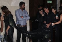 Pics: पब्लिक पलेस में पत्नियों की ड्रेस संभालते दिखे ये सुपरस्टार्स, किसी ने पकड़ा सरकता हुए पल्लू तो किसी ने संभाला गाउन