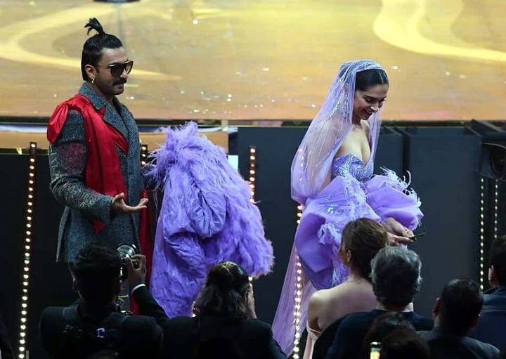 इस लिस्ट में भला रणवीर सिंह को कैसे भूल सकते हैं. भीड़ से बचाना हो या फिर दीपिका की हील्स कैरी करनी हो रणवीर सिंह दीपिका को किसी महारानी की तरह ही ट्रीट करते हैं. ऐसे में अक्सर रणवीर इवेंट्स में दीपिका की ड्रेस संभालते भी नजर आते हैं. 