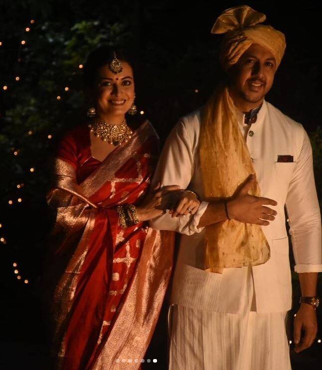 फेरों के बाद दोनों मीडिया के सामने इंट्रैक्शन के लिए आए. जहां दोनों दूल्हा दुल्हन काफी खूबसूरत लग रहे थे. 