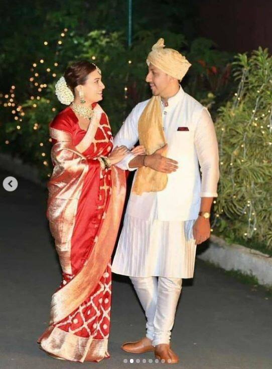दीया और वैभव की शादी में बहुत ही चुनिंदा लोगों ने शिरकत की है. शादी की रस्मों के बाद दीया वैभव के साथ बाहर आई और उन्होंने पैपराजी को तस्वीरें क्लिक कराई. 