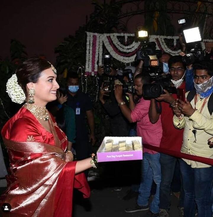 वहीं दीया मिर्ज़ा ने फोटोग्राफर्स के साथ अपने जीवन की इस खुशी को साझा किया. उन्होंने फोटोग्राफर्स को बाकायदा मिठाई भी खिलाई और पैपराज़ी ने उन्हें शादी की ढेरो बधाईयां भी दीं. 