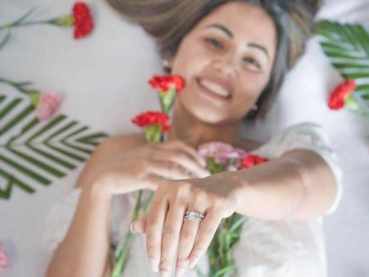 TV actress Hina Khan shared many photos with the ring on social media टीवी एक्ट्रेस हिना खान ने सोशल मीडिया पर अंगूठी के साथ फोटोज की शेयर, जमकर हो रही वायरल