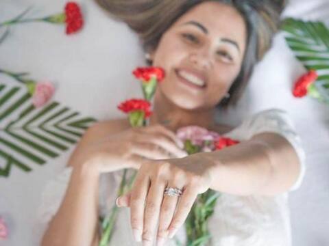 टीवी एक्ट्रेस हिना खान ने सोशल मीडिया पर अंगूठी के साथ फोटोज की शेयर, जमकर हो रही वायरल टीवी एक्ट्रेस हिना खान ने सोशल मीडिया पर अंगूठी के साथ फोटोज की शेयर, जमकर हो रही वायरल