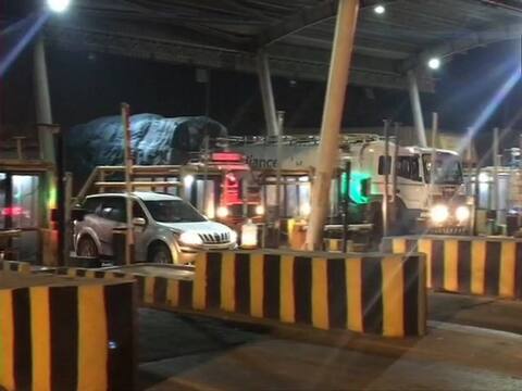 FASTag Mandatory: आज से देश में टोल्स पर भुगतान के लिए फास्टैग जरूरी, स्टीकर नहीं लगाने वालों से वसूला जा रहा है दोगुना जुर्माना