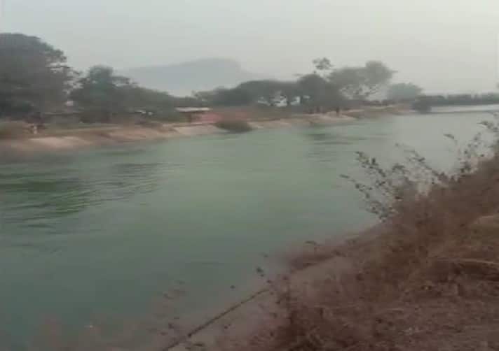 MP: A bus carrying around 54 passengers fell into a canal in Sidhi, 30 dead MP Bus Accident: सीधी में बस हादसे में मरने वालों की संख्या बढ़कर 40 हुई, 7 लोगों को बचाया गया