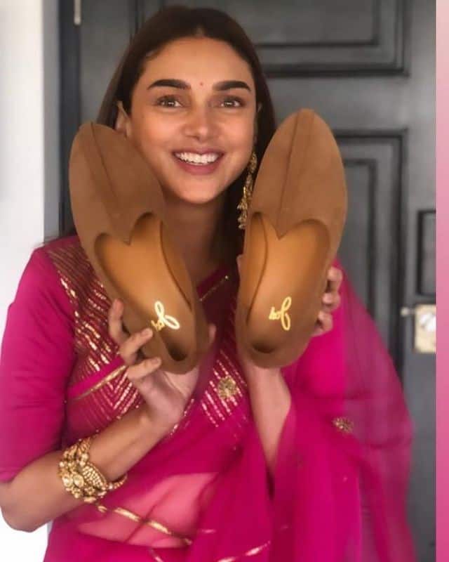 Dia Mirza Wedding: लाल सुर्ख जोड़े में चांद का टुकड़ा दिख रही हैं दीया मिर्जा, देखें वरमाला से लेकर जूता चुराई तक की INSIDE तस्वीरें