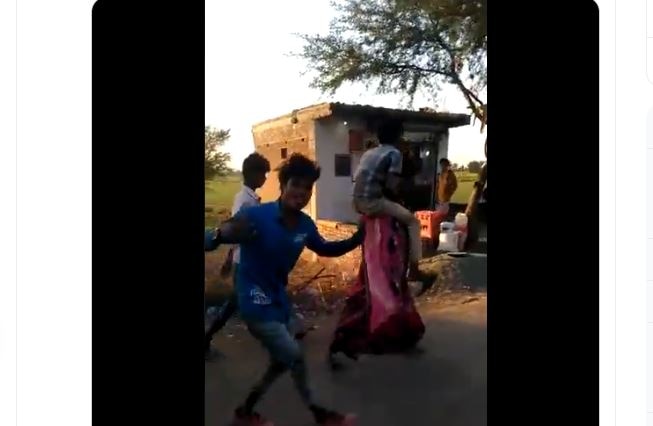 Woman forced to walk in Guna while carrying a boy on shoulders इंसानियत शर्मसार! सजा के तौर पर रिश्तेदार को कंधे पर बैठा चली महिला, वीडियो वायरल