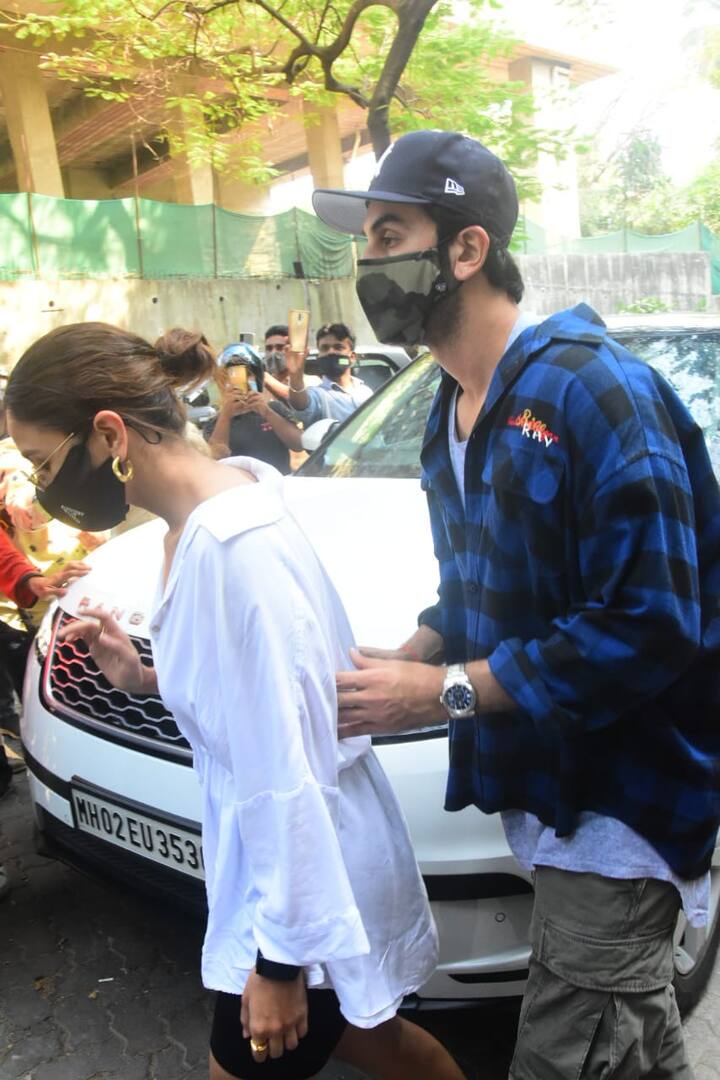 आज अभिनेत्री आलिया भट्ट और रणबीर कपूर एक साथ मुंबई के बांद्रा में स्पॉट हुए.