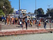 ऋषिकेश में साधु-संतों ने गंगा में लगाई डुबकी, बोले- कुंभ में धूमधाम से निकालेंगे शाही सवारी