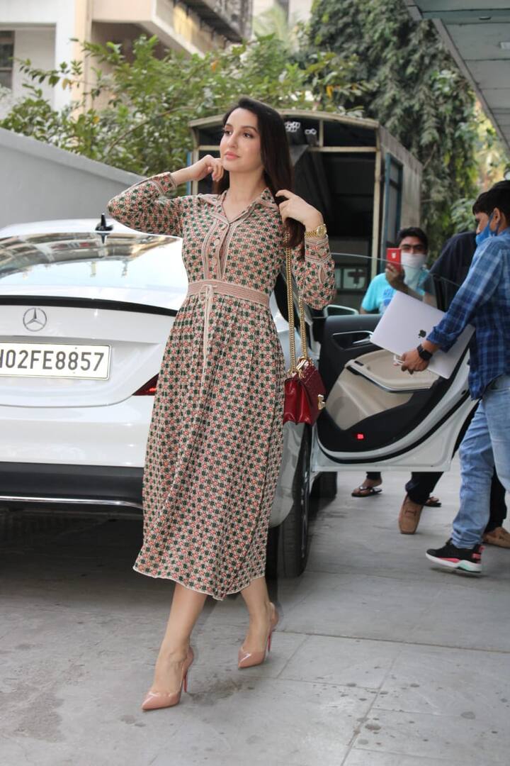 नोरा ने इस मीटिंग के लिए गुच्ची की ब्राउन कलर की ड्रेस पहनी थी. जो चर्चा का विषय बनी हुई है. नोरी इस मैक्सी ड्रेस में खूबसूरत लग रही थी.