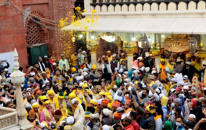 हर वर्ष माघ माह की शुक्ल पक्ष की पंचमी को विद्या की देवी सरस्वती की पूजा की जाती है. इस दिन को बसंत पचंमी के नाम से भी जाना जाता है. बसंत पंचमी के त्योहार के साथ ही बसंत के मौसम की शुरुआत होती है. हिंदुस्तान के प्रसिद्ध सूफी संत हजरत ख्वाजा निजामुद्दीन औलिया की दरगाह पर भी हर साल की तरह इस साल भी बसंत पंचमी का उत्सव देखने को मिला.