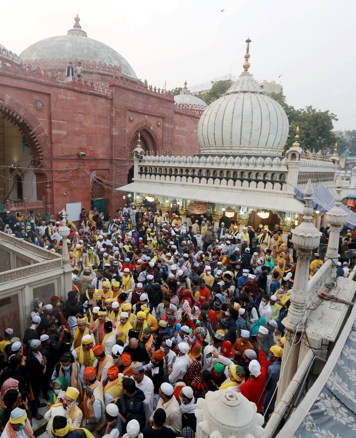 सूफी संत हजरत ख्वाजा निजामुद्दीन औलिया की दरगाह पर बसंत पंचमी मनाने का किस्सा काफी दिलचस्प है. दरअसल निजामुद्दीन औलिया के भांजे की अचानक कम उम्र में मृत्यु हो गई. भांजे की मृत्यु से निजामुद्दीन औलिया को काफी सदमा लगा. इस दौरान वह इतने दुखी हुए कि किसी से मिल नहीं रहे थे.