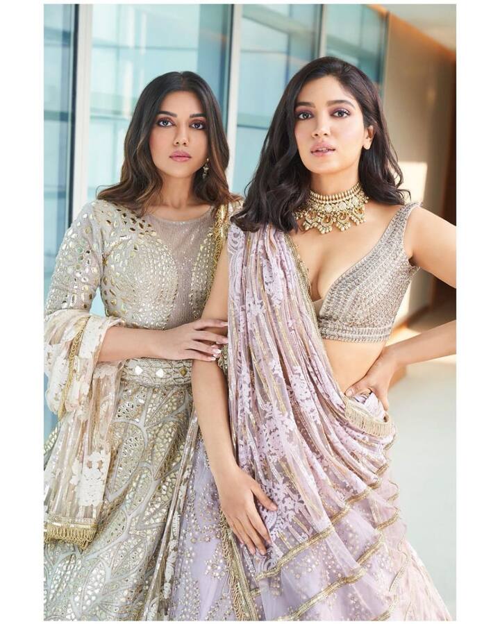 भूमि और समीक्षा पेडमेकर की ये खास तस्वीर सोशल मीडिया पर चर्चा का विषय बनी हुई है. दोनों ही बेहद खूबसूरत लिबास में नजर आ रही हैं. उनका ये अंदाज फैंस को काफी पसंद आ रहा है और फैंस इन तस्वीरों पर जमकर अपनी प्रतिक्रिया दे रहे हैं.