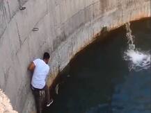 Viral video: कोबरा सांप को कुएं से बाहर निकालने के लिए शख्स और उसके दोस्तों ने लगा दी जान की बाजी, जानिए फिर क्या हुआ