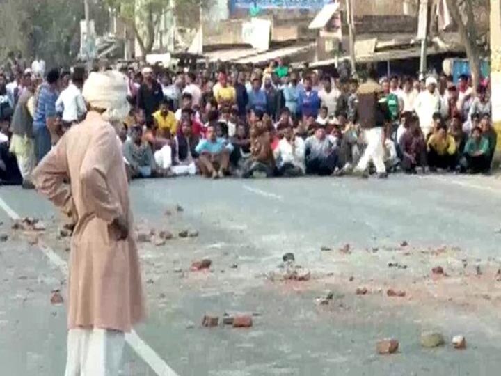 Villagers staged protest & blocked road over murder of Gram Pradhan of Makhmelpur in Jaunpur जौनपुर: ग्राम प्रधान की हत्या के बाद बवाल, गुस्साए लोगों ने किया पथराव, जान बचाकर भागी पुलिस