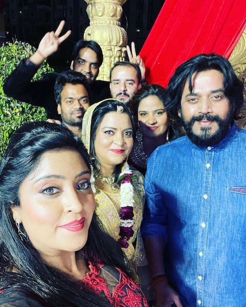 एक्ट्रेस शुभी शर्मा की बहन की शादी में पहुंचे Ravi Kishan 5 एक्ट्रेस शुभी शर्मा की बहन की शादी में पहुंचे Ravi Kishan, देखें शादी की कुछ Inside photos