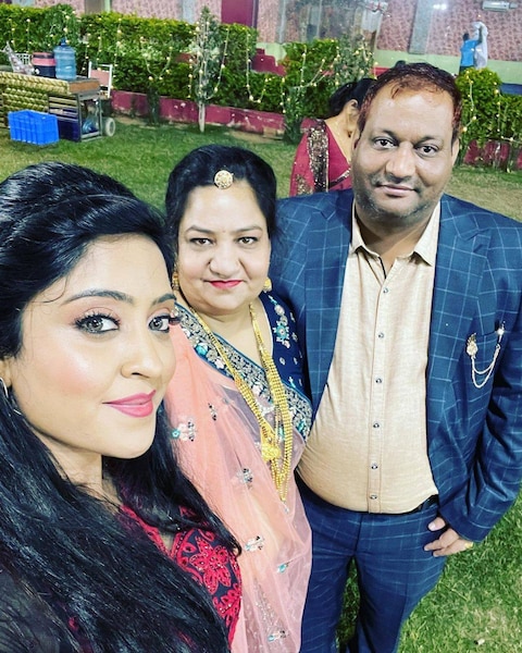 एक्ट्रेस शुभी शर्मा की बहन की शादी में पहुंचे Ravi Kishan 8 एक्ट्रेस शुभी शर्मा की बहन की शादी में पहुंचे Ravi Kishan, देखें शादी की कुछ Inside photos