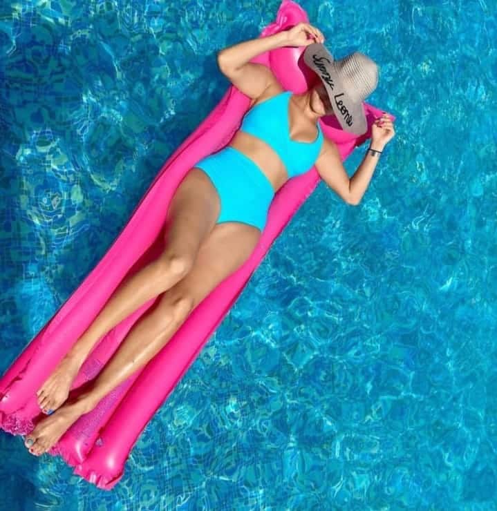 सन्नी इन फोटो में स्विमसूट पहने स्विमिंग पूल में नजर आ रही है. सिर पर सन्नी ने कैप पहनी है. जिसपर उनका नाम भी लिखा है.