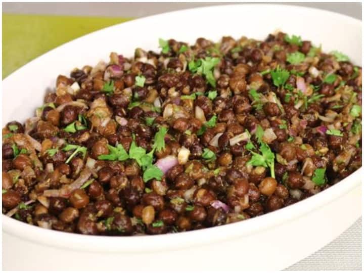 Health Tips Consuming black gram is beneficial or harmful know Health Tips: काले चने का सेवन करना फायदेमंद है या नुकसानदायक, जानिए