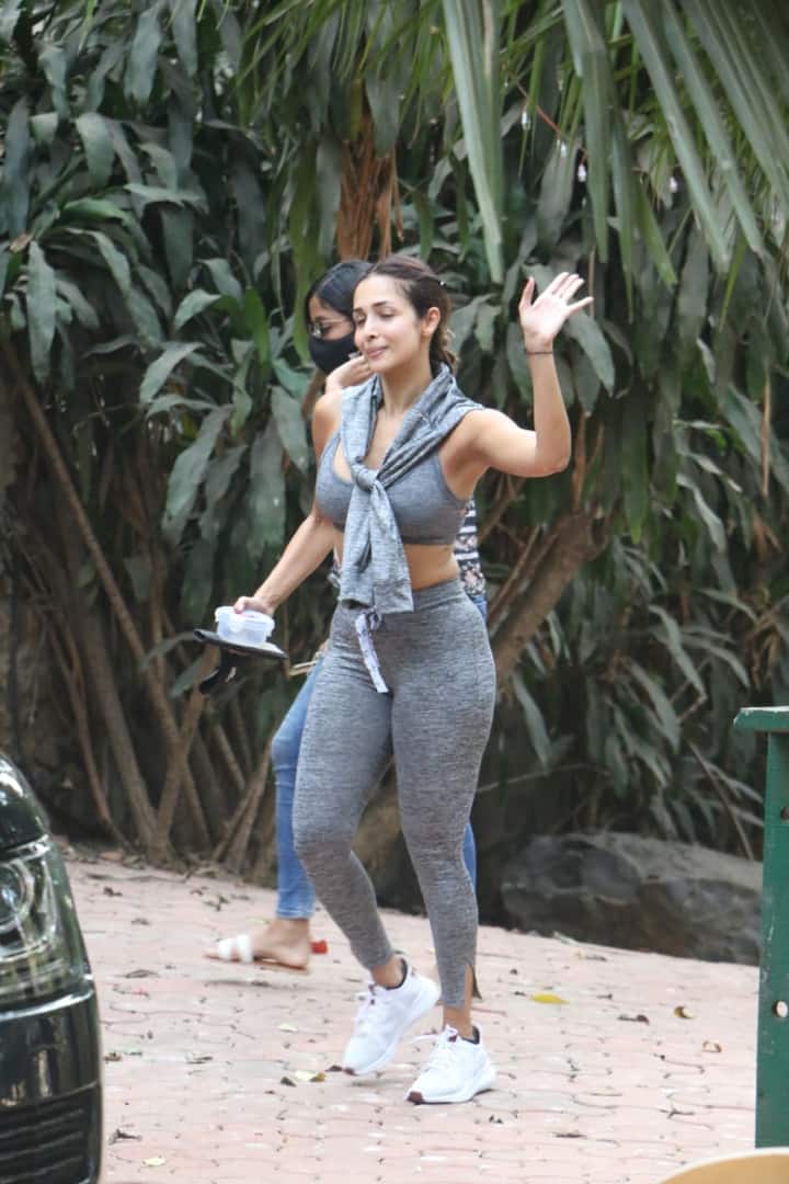 सुबह जिम से लेकर शाम को डांस क्लासेस तक में खूब पसीना बहाती हैं और फिट रहने का हर मंत्र आज़माती हैं. 