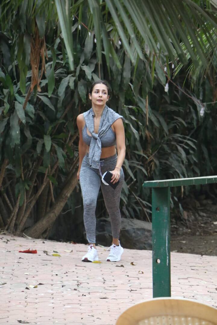आज सुबह भी मलाइका जिम में स्पॉट हुई थीं तो वहीं दोपहर बाद उन्हें डांस क्लासेस से निकलते हुए स्पॉट किया गया. और शायद यही उनके फिटनेस का राज़ है क्योंकि वो खुद पर काफी ध्यान देती हैं.  