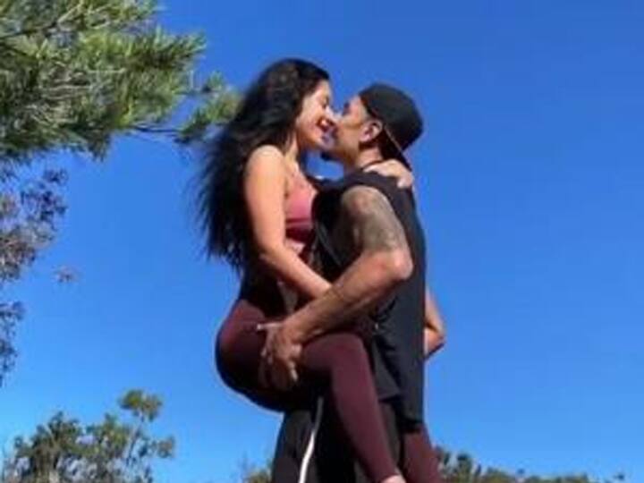 इससे समस्या का समाधान नहीं होता और ना वो जैसा फील कर रहे हैं वो ठीक होगा क्योंकि अंदर ही अंदर वो हर्ट कर रहे हैं. इसलिए उनके जैसा मत कीजिए और दोस्त बनकर साथ रहिए मदद करने की कोशिश कीजिए. 