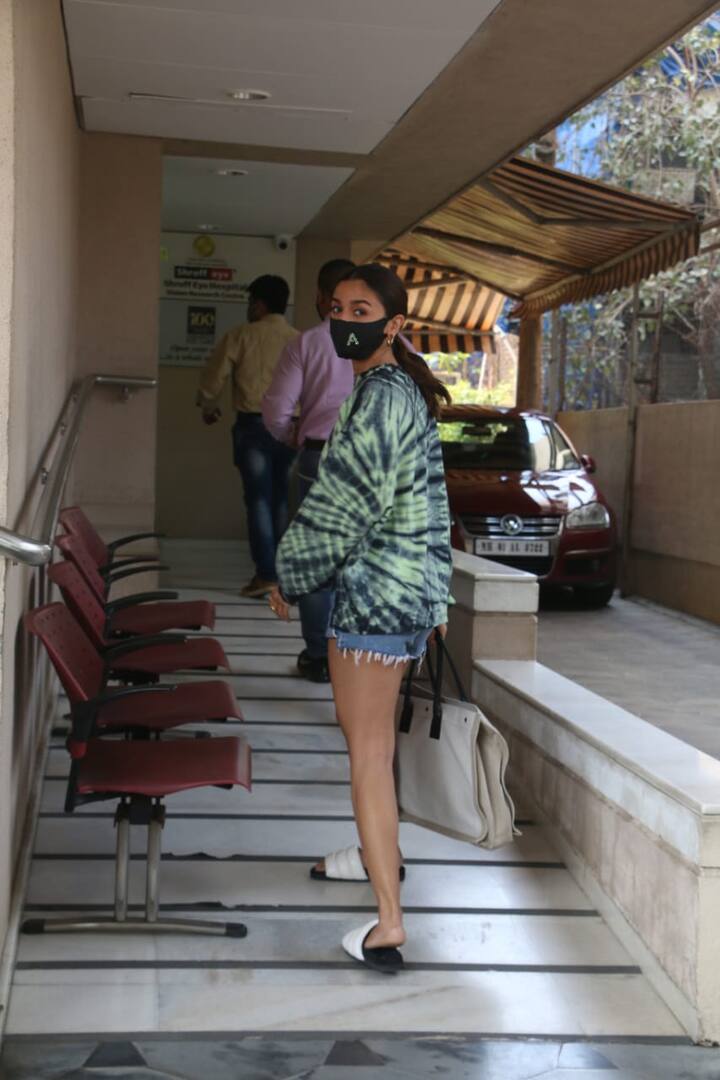 दरअसल, ब्वॉयफ्रेंड रणबीर के चाचा राजीव कपूर की 9 फरवरी को कार्डियक अरेस्ट से मौत हो गई थी जिसके कारण आलिया वेकेशन से वापस आ गई थीं. 