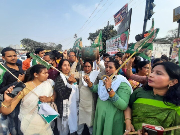 Bihar: RJD activists on the road against rising prices of petrol and diesel, PM Modi's effigy burnt ann पेट्रोल-डीजल के बढ़ते दामों के खिलाफ सड़क पर उतरे RJD कार्यकर्ता, पीएम मोदी का फूंका पुतला