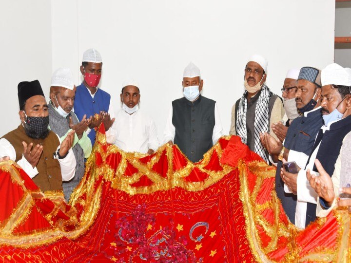 Bihar: CM Nitish presented a sheet for poor Nawaz Dargah, prayed for the prosperity of Bihar ann CM नीतीश ने गरीब नवाज दरगाह के लिए भेंट की चादर, बिहार की खुशहाली के लिए मांगी दुआ