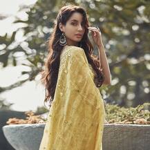 वेस्टर्न छोड़ जब जब इंडियन आउटफिट में दिखीं Nora Fatehi, लोगों ने जान हथेली पर ले ली