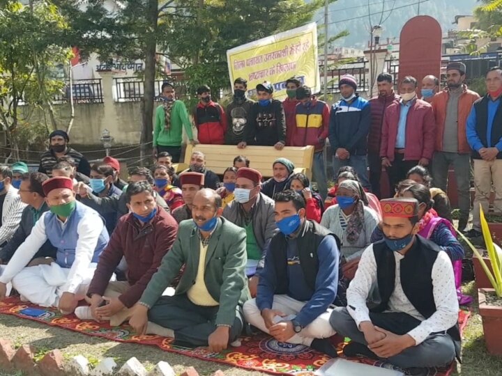 demonstration in uttarkashi zila panchayat meeting over corruption ANN उत्तरकाशी: भ्रष्टाचार के मुद्दे पर हंगामेदार रही जिला पंचायत की बैठक, कई सदस्यों ने दिया धरना