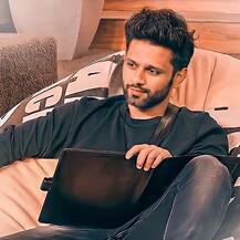 Rahul Vaidya को केपटाउन जाते देख Disha Parmar हुई काफी इमोशनल, कहा- मुझे छोड़कर मत जाओ